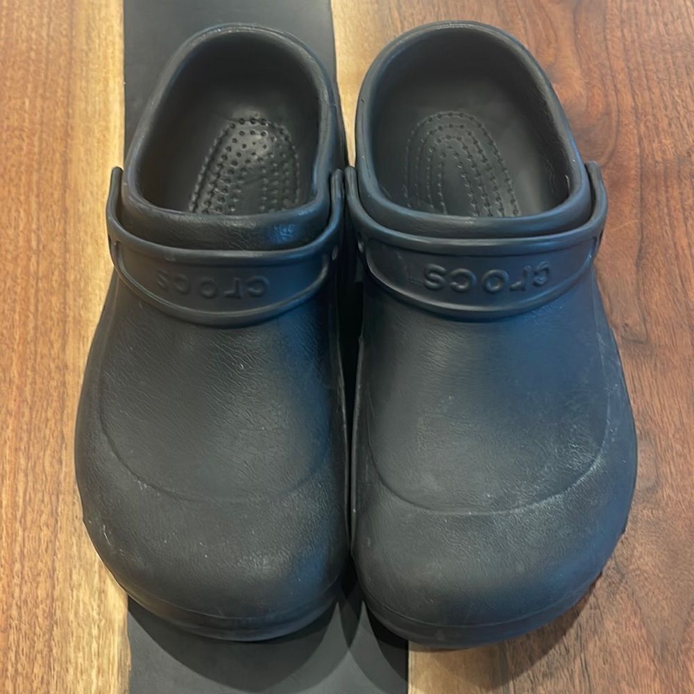Crocs slip resistant non marking working shoes men 8 womens 10, great comfort.